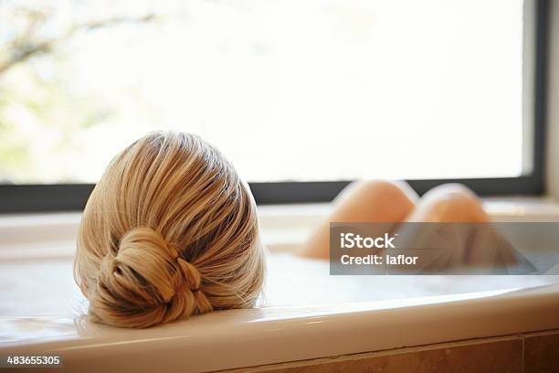 Rear View Of Blond Woman In Bath Stok Fotoğraflar & Banyo Küveti‘nin Daha Fazla Resimleri - Banyo Küveti, Kadın, Sadece Bir kadın