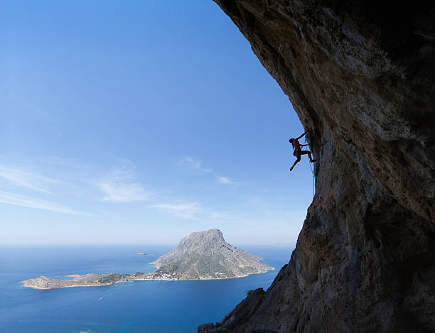 mujer rockclimbing silueta - rock overhang fotografías e imágenes de stock