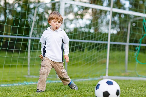 활동적임 귀여운 어린 키드 남자아이 축구, football player - earth brazil latin america little boys 뉴스 사진 이미지