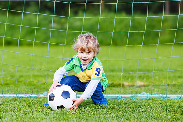 활동적임 귀여운 어린 키드 남자아이 축구, football player - earth brazil latin america little boys 뉴스 사진 이미지