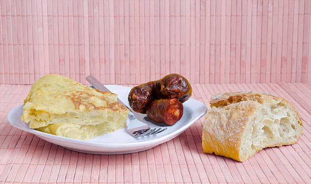 hiszpański omlet z lunchem: ziemniaki lub hiszpański omelette z sausag - tortilla de patatas zdjęcia i obrazy z banku zdjęć