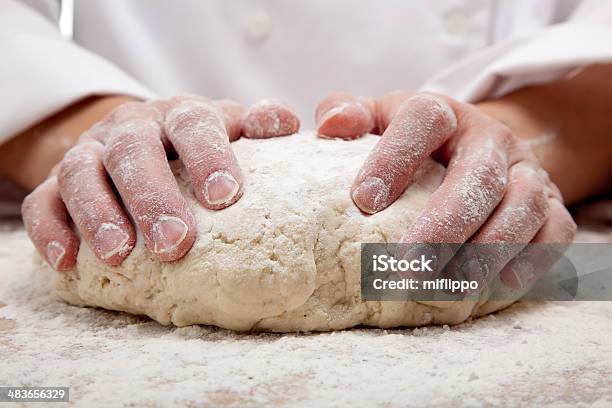 Mãos Amassar Massa De Pão - Fotografias de stock e mais imagens de Adulto - Adulto, Amassar, Chefe de Cozinha