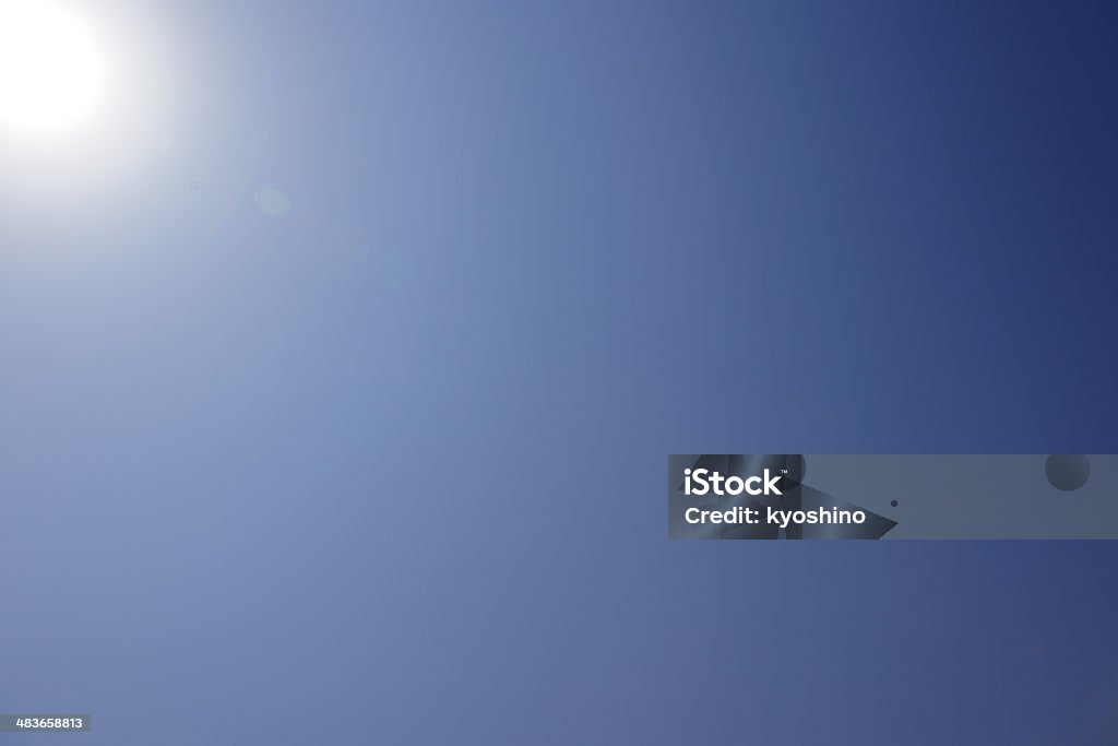 クリアスカイに太陽光線 - からっぽのロイヤリティフリーストックフォト
