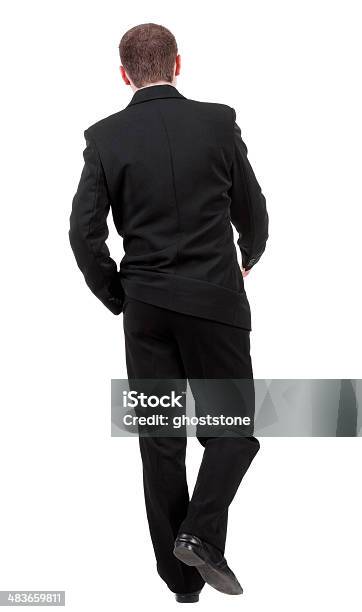 Vista Posterior De Un Hombre De Negocios En Marcha Foto de stock y más banco de imágenes de Actividad