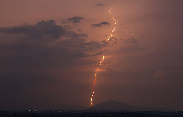 번개 볼트 - lightning strike 뉴스 사진 이미지