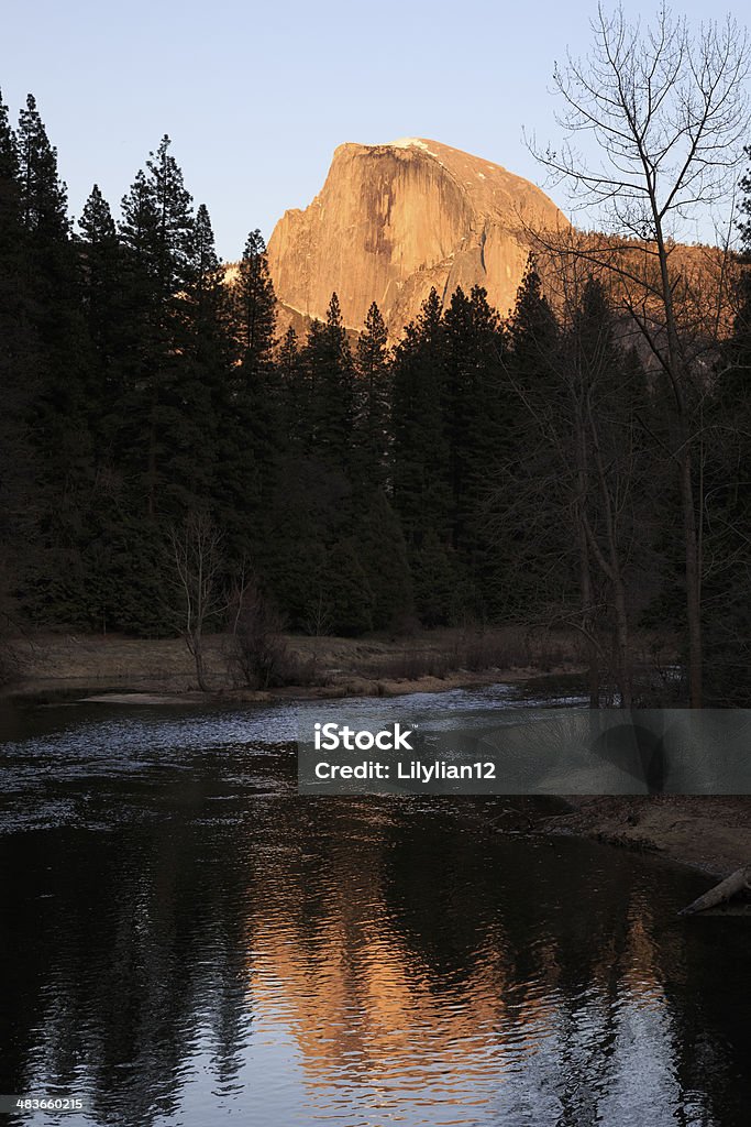 Half Dome de soleil reflète dans la rivière Merced - Photo de Californie libre de droits