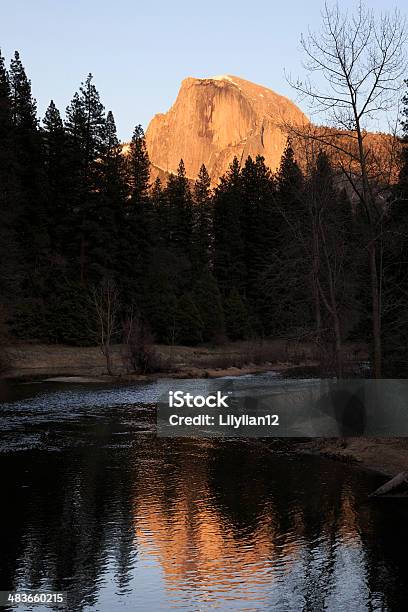 Photo libre de droit de Half Dome De Soleil Reflète Dans La Rivière Merced banque d'images et plus d'images libres de droit de Californie - Californie, Cimes ensoleillées, Comté de Mariposa