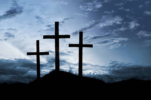 três cruzes na encruzilhada de caminhos - cross shape religion sky wood imagens e fotografias de stock