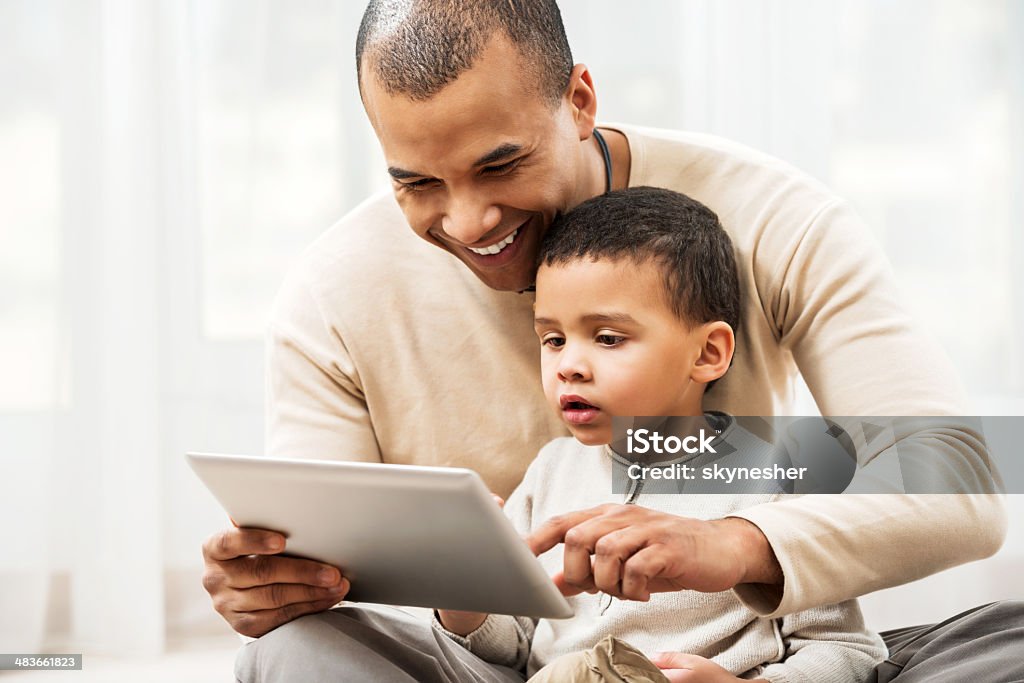 Ojciec nauczania do jego syna jak używać touchpad. - Zbiór zdjęć royalty-free (Komputer stacjonarny)