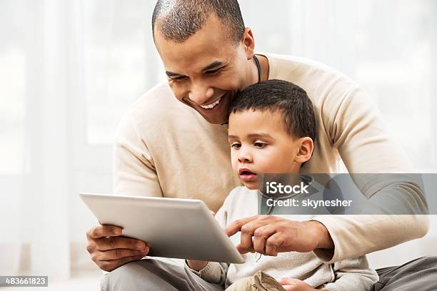 Ojciec Nauczania Do Jego Syna Jak Używać Touchpad - zdjęcia stockowe i więcej obrazów Komputer stacjonarny - Komputer stacjonarny, Ojciec, Rodzina