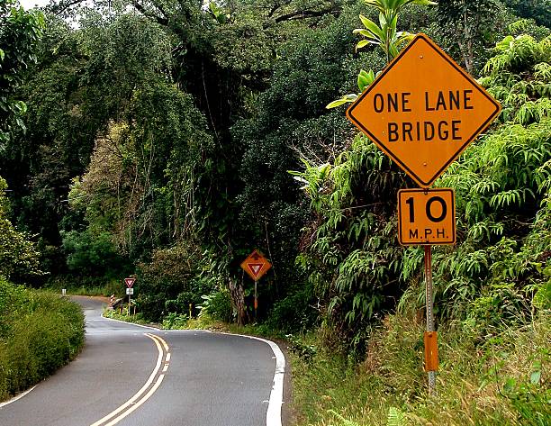 one lane bridge on the road to hana - pelé 個照片及圖片檔