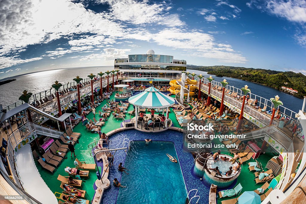 La terraza de la piscina de la joya de Noruega - Foto de stock de Crucero - Vacaciones libre de derechos
