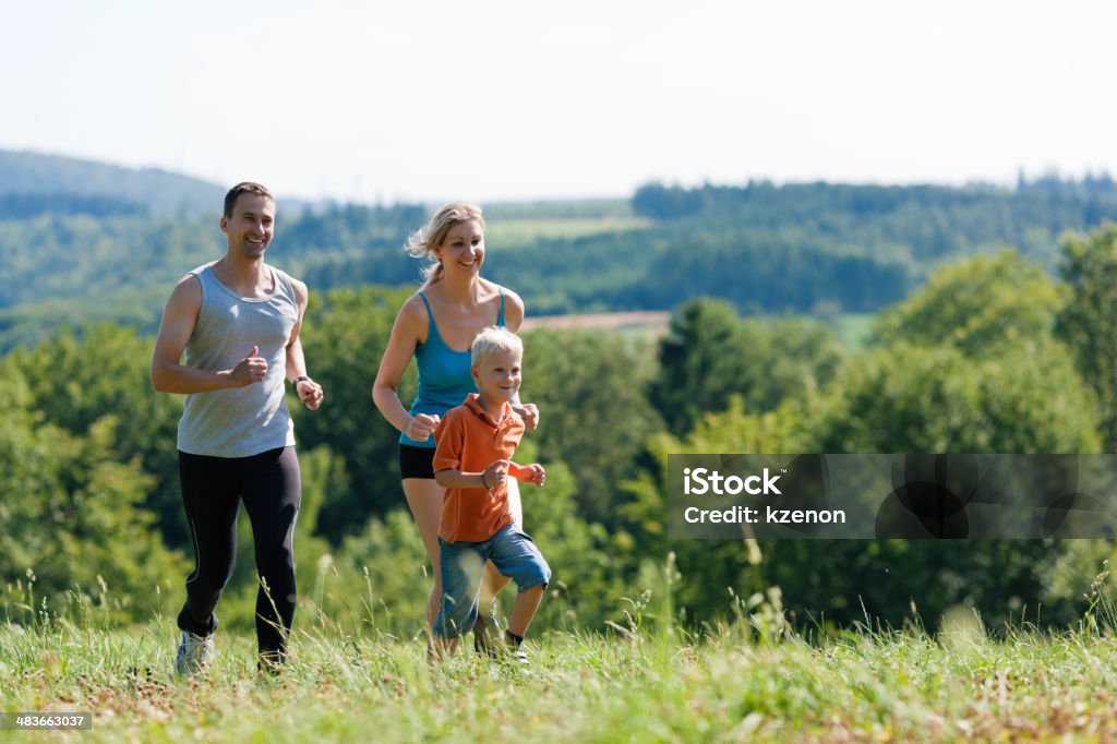 Famille faire de sport, piste de jogging - Photo de Activité libre de droits