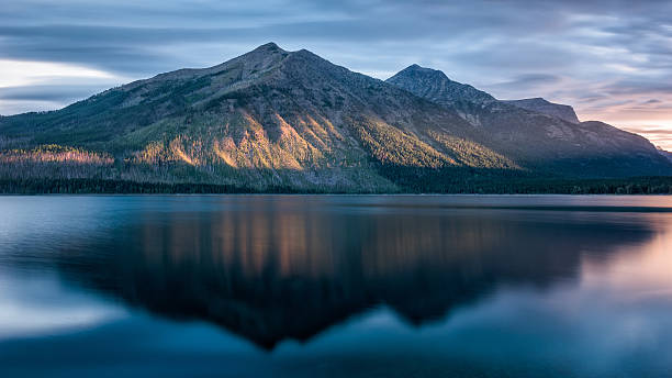 썬라이즈 앤 레이크 - usa us glacier national park mcdonald lake transportation 뉴스 사진 이미지