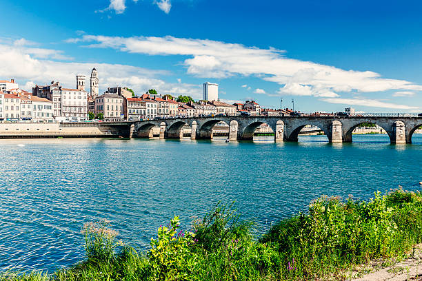 macon en tonos borgoña, francia - macon saona y loira fotografías e imágenes de stock