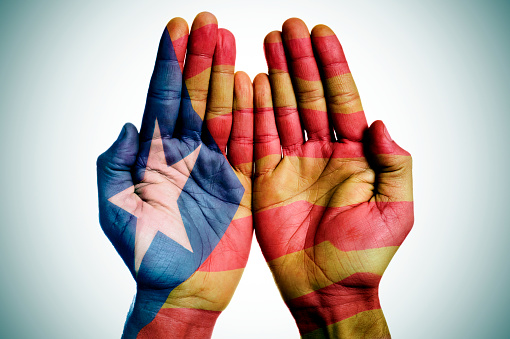 Hombre manos con diseño de arco iris con el catalán bandera de la independencia photo