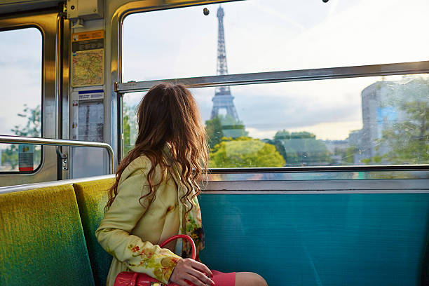 bela jovem de metrô parisiense - paris metro train - fotografias e filmes do acervo
