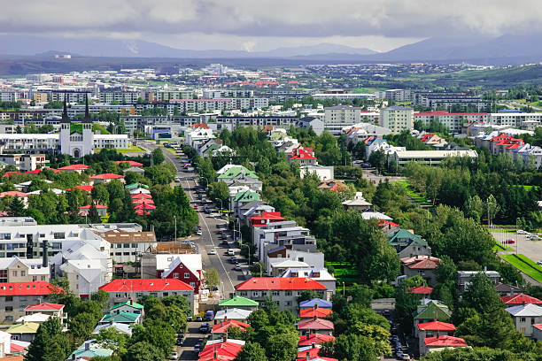 vue plongeante sur les maisons de reykjavik - iceland map city map relief map photos et images de collection