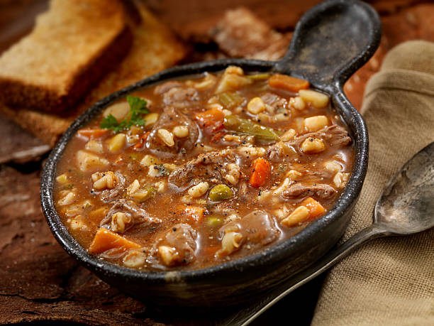 la carne de res y sopa de cebada - vegetable barley soup fotografías e imágenes de stock