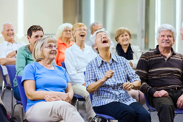 idosos desfrutar de apresentação - audience lecture hall seminar cheerful - fotografias e filmes do acervo