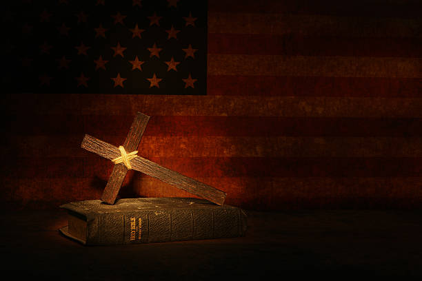 アメリカの信仰 - bible american flag flag old fashioned ストックフォトと画像