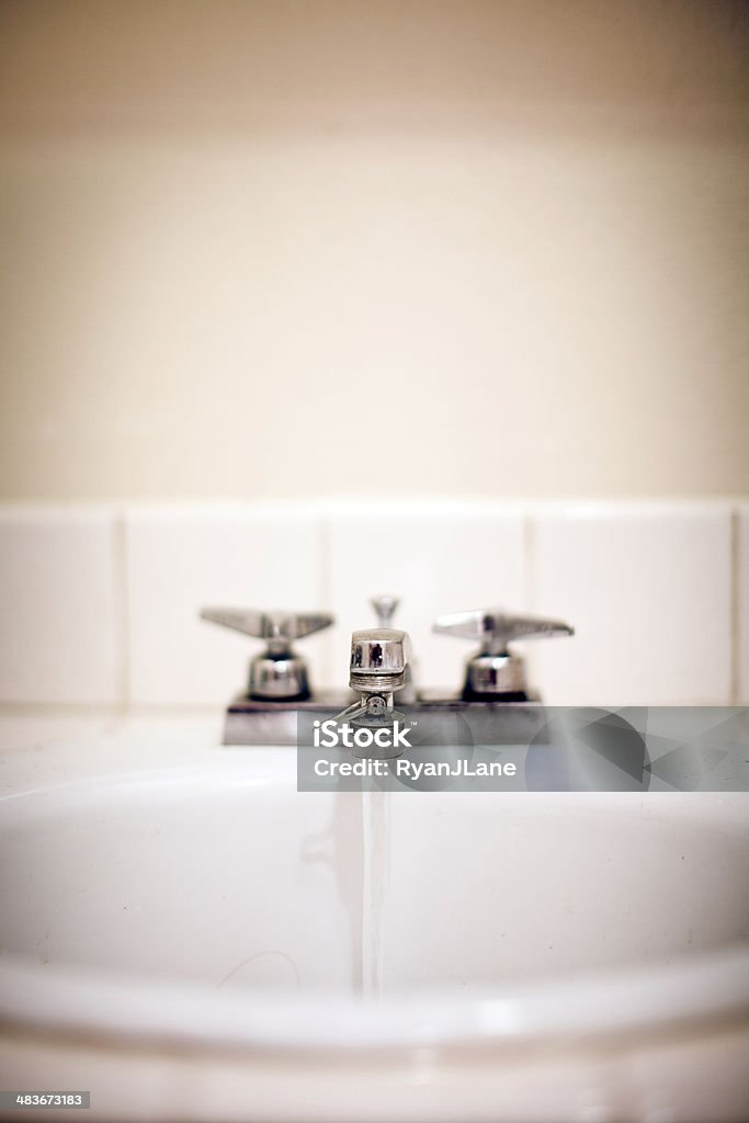 Agua del grifo de lavabo - Foto de stock de Baño libre de derechos