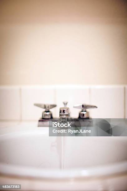 Agua Del Grifo De Lavabo Foto de stock y más banco de imágenes de Baño - Baño, Grifo - Herramientas profesionales, Lavabo - Pila