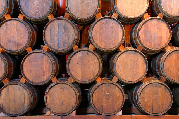 オークのワイン樽スタックドワイナリーのワインセラーでは、ナパバレー、カリフォルニア州 - ワイン貯蔵庫 写真 ストックフォトと画像