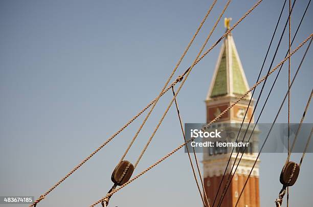 Сан Марко Колокольня Через Halyards — стоковые фотографии и другие картинки Без людей - Без людей, Венето, Венеция - Италия