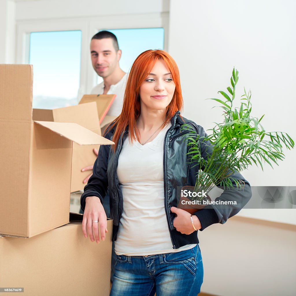 Pareja joven en un nuevo apartamento - Foto de stock de 30-39 años libre de derechos