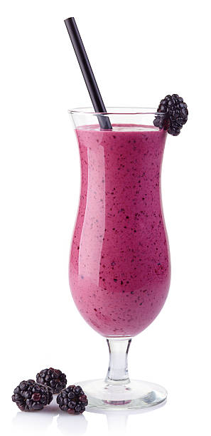 blackberry smoothie aux - milk shake smoothie blackberry isolated photos et images de collection