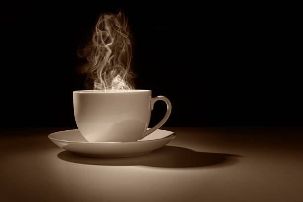 горячая чашечка кофе или чая - cafe beige drink black стоковые фото и изображения
