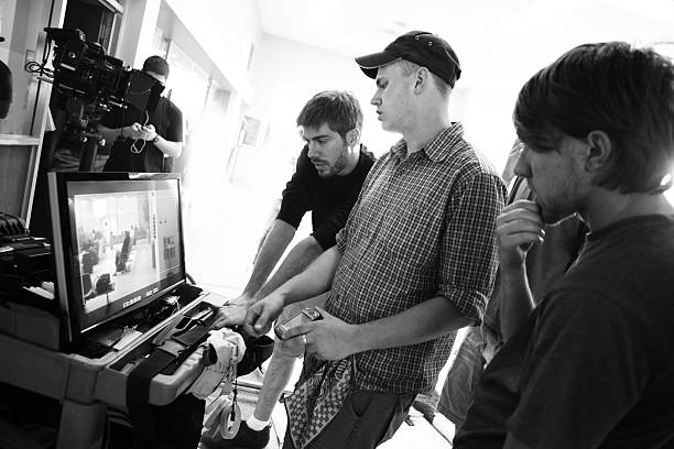 equipo de filmación ver monitor - director de cine fotografías e imágenes de stock
