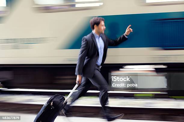 Geschäftsmann Mit Roller Fall Running Für Zug Der Station Plattform Stockfoto und mehr Bilder von Eisenbahn