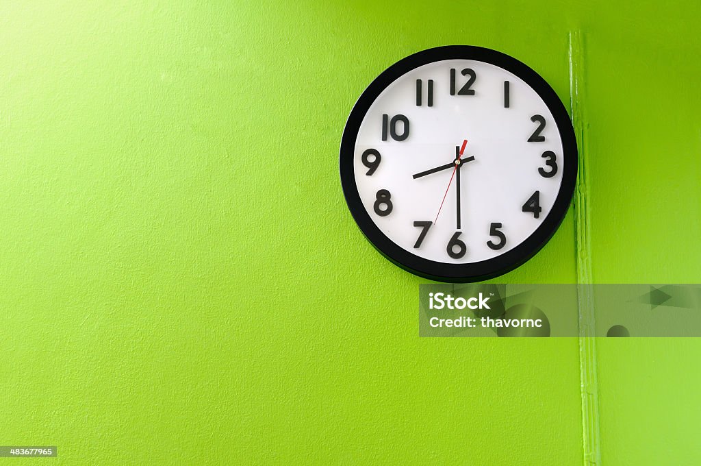 시계 표시중 8:30 시 방향의 초록색 벽 - 로열티 프리 30 스톡 사진
