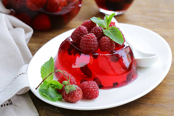 geleia de frutas vermelhas com frutas vermelhas frescas e sobremesas de verão - gelatin dessert - fotografias e filmes do acervo