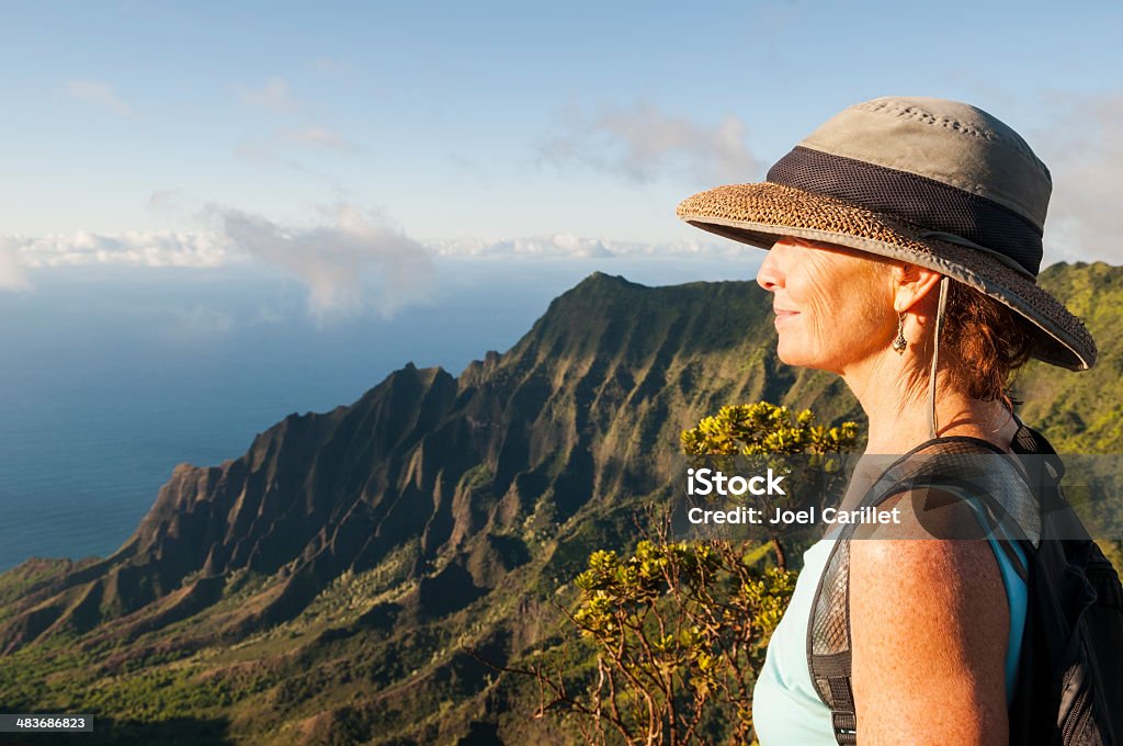 Ältere Frau im wunderschönen Landschaft im Kalalau Lookout, Kauai - Lizenzfrei Reise Stock-Foto