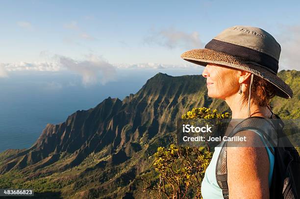 Ältere Frau Im Wunderschönen Landschaft Im Kalalau Lookout Kauai Stockfoto und mehr Bilder von Reise