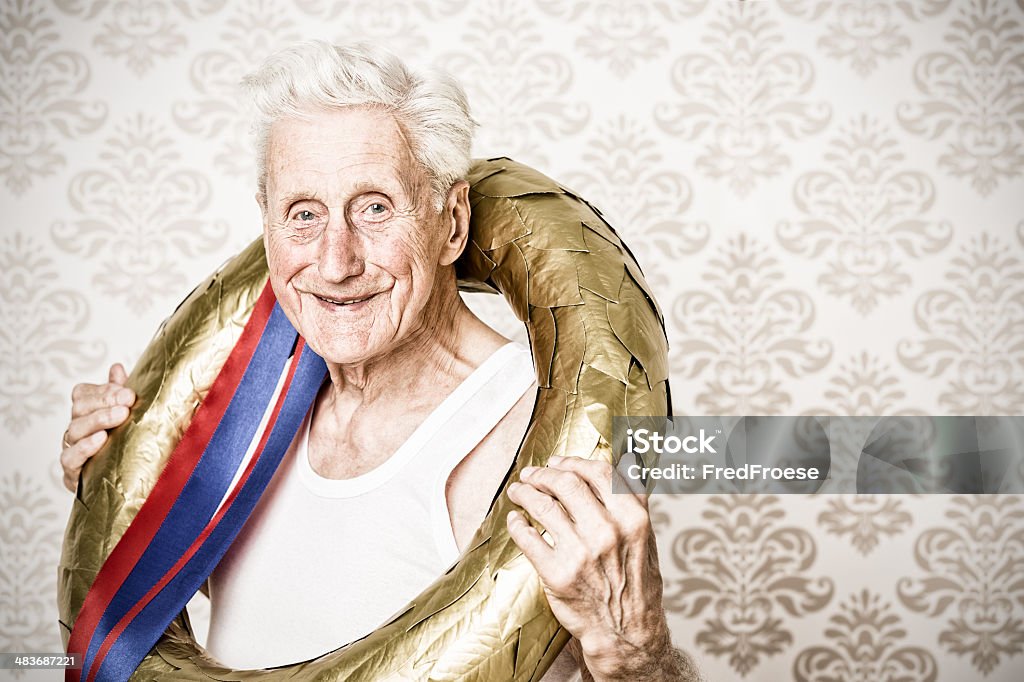 Победитель-Старший мужчина с золотой Лавровый венок - Стоковые фото 80-89 лет роялти-фри