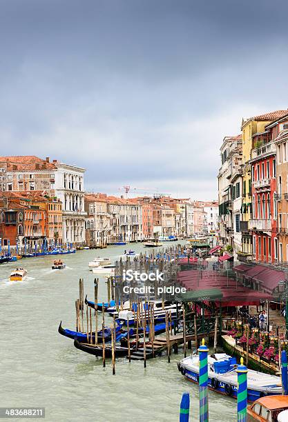 Foto de O Grand Canal Em Veneza Itália e mais fotos de stock de Adulto - Adulto, Arquitetura, Atracado