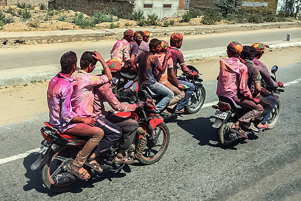 motocicleta holi festival de la india de pasajeros - editorial crowd driver people fotografías e imágenes de stock