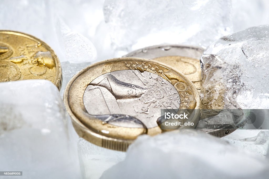 Monedas en Euro sobre hielo - Foto de stock de Moneda de la Unión Europea libre de derechos