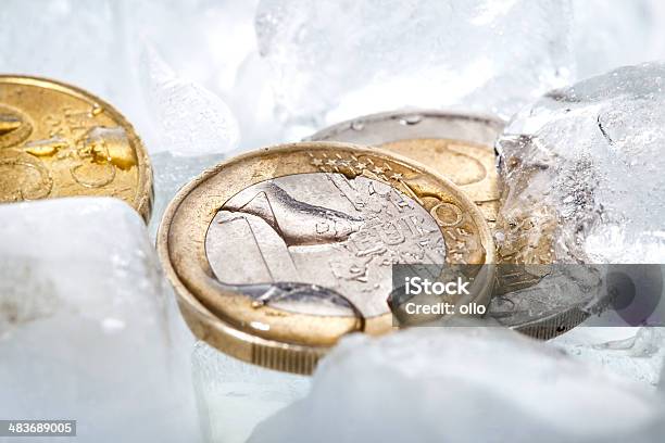 Monedas En Euro Sobre Hielo Foto de stock y más banco de imágenes de Moneda de la Unión Europea - Moneda de la Unión Europea, Símbolo de Moneda de la Comunidad Europea, Cubito de Hielo