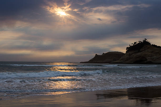 pacific zachód słońca - cape kiwanda state park zdjęcia i obrazy z banku zdjęć