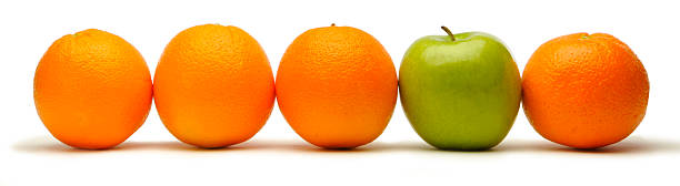 列のオレンジと青リンゴの。 ストックフォト