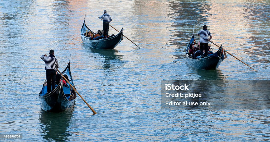 Gondoliers Aviron avec les touristes sur les gondoles sur le Grand Canal, Venise, Italie - Photo de Adulte libre de droits