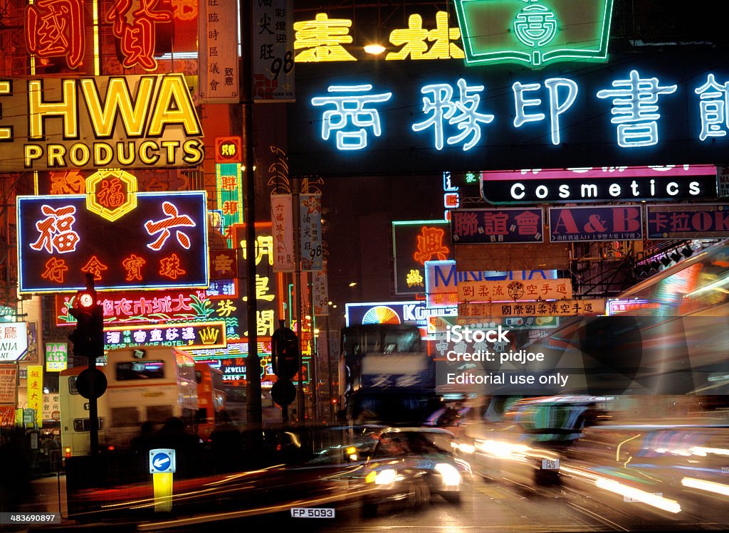 neon-Zeichen und Verkehr der Nathan Road Kowloon Hongkong - Lizenzfrei Ampel Stock-Foto