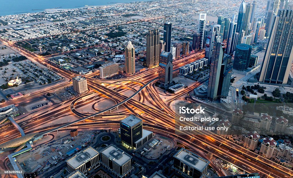 Vista aérea en Sheikh Zayed Road, Dubai el centro de la ciudad al amanecer - Foto de stock de Aire libre libre de derechos