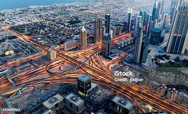 Widok Z Lotu Ptaka Na Ulicy Sheikh Zayed Road Dubai Downtown W Dawn - zdjęcia stockowe i więcej obrazów Architektura