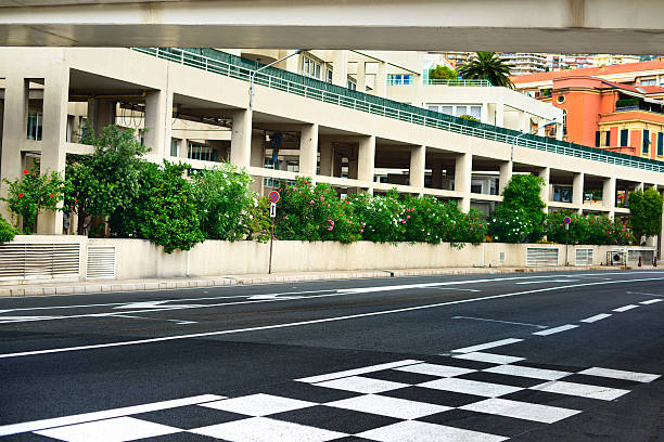 a partir de grade, boxes asfalto corrida circui grande prêmio de mônaco - asphalt curve corner road - fotografias e filmes do acervo